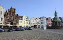 Der Markplatz von Wismar. Links im Bild ist das Backsteinhaus �Der alte Schwede� zu sehen, rechts im Bild ist die Wasserkunst zu sehen. Aufnahme: 