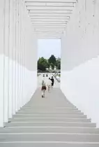 Kolonnaden als Eingang zu den Schwimmenden Wiese in Schwerin. Aufnahme: 17. Juni 2022.