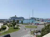 Civitavecchia, Kreisverkehr an der Festung, dahinter der Anlegekai f�r Kreuzfahrtschiffe (23.05.2022)