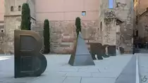 Barcino ist der r�mische Name Barcelonas. Die aus dem Jahr 1994 stammende Buchstabengruppe befindet sich ​​​​vor dem Bischofspalast. (Februar 2013)