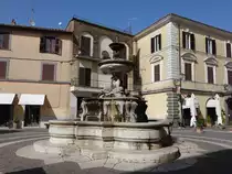 Sutri, Brunnen und H�user an der Via Roma (23.05.2022)