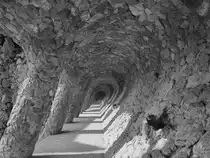 Unterwegs in den S�uleng�ngen der Fu�g�ngerbr�cke des Parks G�ell in Barcelona. (Februar 2012)