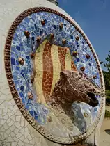Ein Mosaikwappen am Eingang zum Park G�ell, so gesehen Ende Februar 2012 in Barcelona.