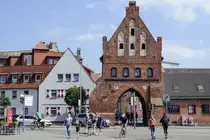 Das Wassertor in Wismar an der Wasserstra�e im Nordwesten des historischen Stadtkerns der Stadt ist ein Hafentor der Hansestadt im Stil der Backsteingotik und das letzte erhaltene von ehemals f�nf Stadttoren der Wismarer Stadtbefestigung. Aufnahme: 18. Juni 2022.