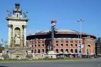 Der Plaza de Espa�a mit dem barocken Denkmal  Espa�a Ofrecida a Dios  (Gott geweihtes Spanien) und der ehemaligen Stierkampfarena im Hintergrund ist einer der bekanntesten Pl�tze von Barcelona. (Februar 2013)