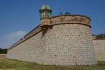 Die Au�enmauern der alten milit�rischen Festung Fort Montju�c aus dem 16. Jahrhundert. (Barcelona, Februar 2012)