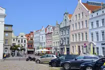 H�user am Amrkt in der Hansestadt Wismar. Aufnahme: 18. Juni 2022.