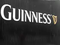 Die Guinnes-Brauerei in Dublin am 14.09.2012 (das weltber�hmte Logo am Eingang zum Firmengel�nde). Im Jahr 1759 von Arthur Guinnes gegr�ndet, ist die Brauerei bis heute ein Wahrzeichen der Stadt Dublin und verdient es, bei STAEDTE-FOTOS.DE gezeigt zu werden.
Hier ist von der Guinnes-Brauerei in Dublin und vom Logo am Eingang des Firmengel�ndes die Rede. Das Bild kann also nicht �berall aufgenommen worden sein.