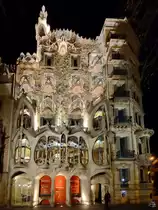 Das Casa Batll� von Antoni Gaud� wurde in den Jahren 1904 bis 1906 im Baustil der Modernisme errichtet. (Barcelona, Februar 2012)