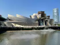 Bilbao, Guggenheim-Museum, aus Titan, Glas und Kalkstein, Stilrichtung Dekonstruktivismus, Baujahr 1997 - Fotografiert am 15. Juni 2022