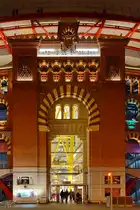 Eines der Hauptportale zum 2011 er�ffneten Einkaufszentrum  Las Arenas , welches urspr�nglich ab 1900 als Stierkampfarena genutzt wurde. (Barcelona, Februar 2013)