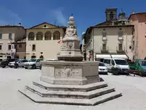 Leonessa, Brunnen und H�user an der Piazza VII Aprile (25.05.2022)