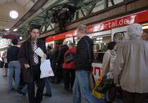 Alltagsszene mit der Wuppertaler-Schwebebahn im Bahnhof D�ppersberg/Hbf.