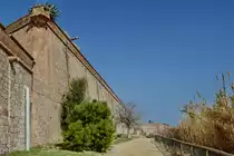 Unterwegs entlang der Au�enmauern der alten milit�rischen Festung Fort Montju�c aus dem 16. Jahrhundert. (Barcelona, Februar 2012)