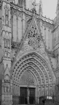 Das Eingangsportal der Kathedrale von Barcelona (La Catedral de la Santa Creu i Santa Eul�lia). (Februar 2013)