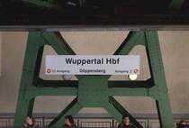 Alltagsszene im Schwebebahn-Bahnhof D�ppersberg/Hbf