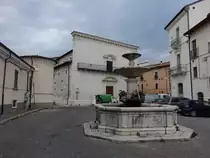 Paganica, Brunnen und Pfarrkirche St. Maria Assunta (26.05.2022)