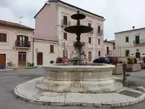 Capestrano, Brunnen und H�user an der Piazza del Mercato (26.05.2022)