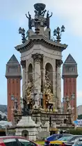 Die beiden 47 Meter hohen venezianischen T�rme (Torres Venecianes)  umrahmen  das barocke Denkmal  Espa�a Ofrecida a Dios  (Gott geweihtes Spanien) auf dem Plaza de Espa�a in Barcelona. (Februar 2012)