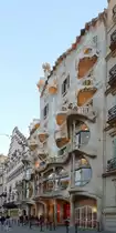 Das Casa Batll� von Antoni Gaud� wurde in den Jahren 1904 bis 1906 im Baustil der Modernisme errichtet. (Barcelona, Februar 2012)