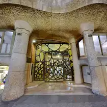 Der Haupteingang der in den Jahren 1906 bis 1912 errichteten Casa Mil�. (Barcelona, Februar 2012)