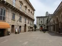 Guardiagrele, historische H�user an der Piazza St. Maria Maggiore (26.05.2022)