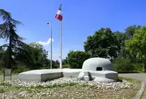 Vogelgr�n im Elsa�, restaurierter Bunker der ehemaligen Magniot-Linie auf der Rheininsel, gegen�ber von Breisach, Juni 2022