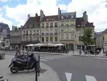 Dijon, Geb�ude und Cafes an der Rue Vaillant (01.07.2022)