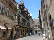 Dijon, Fachwerkhaus und Geb�ude in der Rue du Bourg (01.07.2022)
