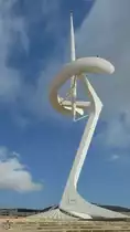 Der 136 Meter hohe Fernsehturm  Torre de comunicacions de Montju�c  (Katalanisch „Kommunikationsturm des Montju�c“) wurde von 1989 bis 1991 anl�sslich der Olympischen Spiele in Barcelona errichtet. (Februar 2013)