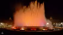 Fast wie ein Magma ausspuckender Vulkan erleuchtet der Magische Brunnen (Font M�gica de Montju�c) in Barcelona. (Februar 2012)