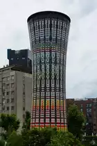 Der 35 Meter hohe Regenbogenturm (Torre Arcobaleno) wurde 1964 errichtet befindet sich in direkter N�he des Mailander Bahnhofes Garibaldi. (Juni 2014)
