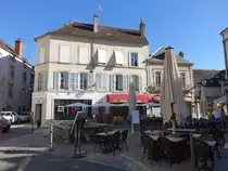 Beaune, H�user und Brunnen am Place de la Halle (02.07.2022)
