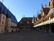 Beaune, Innenhof des Hotel Dieu, erbaut im 15. Jahrhundert durch den Kanzler Nicolas Rolin (02.07.2022)