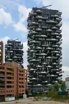 Diese beiden Bosco Verticale (Senkrechter Wald) genannten 80 bzw. 110 Meter Hohen Wohnh�user wurden von 2008 bis 2013 errichtet befinden sich im Mail�nder Stadtviertel Porta Nuova. (Juni 2014)