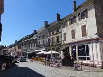 Saulieu, historische H�user und Cafe Parisien in der Rue du Marche (02.07.2022)