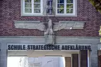 Fassade der Schule f�r Strategische Aufkl�rung in Flensburg-M�rwik. Das Hakenkreuz wurde 1945 entfernt. Der Reichsadler aus der NS-Zeit breitet seine Schwingen weiterhin an der Fassade der fr�heren Nachrichtenschule aus. Aufnahme: 19. Juli 2022.