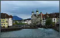Durch die Altstadt von Luzern flie�t die Reuss an der Jesuitenkirche vorbei. (25.04.2022)