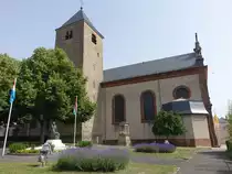 Remich, Pfarrkirche St. Etienne, erbaut 1817 mit sp�tbarocker Fassade und einem romanischen Kirchturm (18.06.2022)