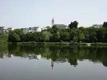Ausblick �ber die Mosel auf den Ort Palzem mit St. Agatha Kirche (18.06.2022)
