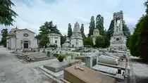 Viele kleine und gro�e Grabst�tten auf dem Zentralfriedhof von Mailand. (Juni 2022)
