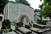Viele kleine und gro�e Grabst�tten auf dem Zentralfriedhof von Mailand. (Juni 2022)