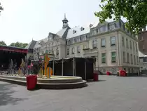D�delingen, Rathaus und Brunnen am Place Hotel de Ville (18.06.2022)