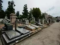 Viele kleine und gro�e Grabst�tten befinden sich auf dem Zentralfriedhof von Mailand. (Juni 2022)