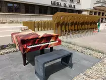 Schifflange, Klavierfl�gel vor dem Rathaus am Freiheitsplatz (18.06.2022)