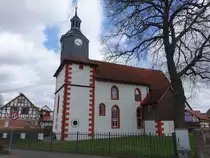 Helmers, evangelische Kirche, kleiner Saalbau erbaut 1672, Dachturm mit Mansarddach von 1908 (15.04.2022)