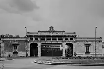 Ein altes Portal, hinter dem sich die italienische Akzisen-, Staatsmonopol- und Zollverwaltungsbeh�rde befindet. (Mailand, Juni 2014)