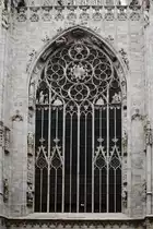 Eines der gro�en Hauptfenster des Mail�nder Doms. (Juni 2014)