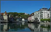 Altstadth�user entlang der Reuss in Luzern. Auf dem H�gel ist das Schloss G�tsch zu sehen. (28.04.2022)