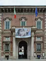 Das Hauptportal des ab 1627 (mit einigen Unterbrechungen bis 1780) gebauten monumentales Barockgeb�udes Palazzo di Brera. (Mailand, Juni 2014)